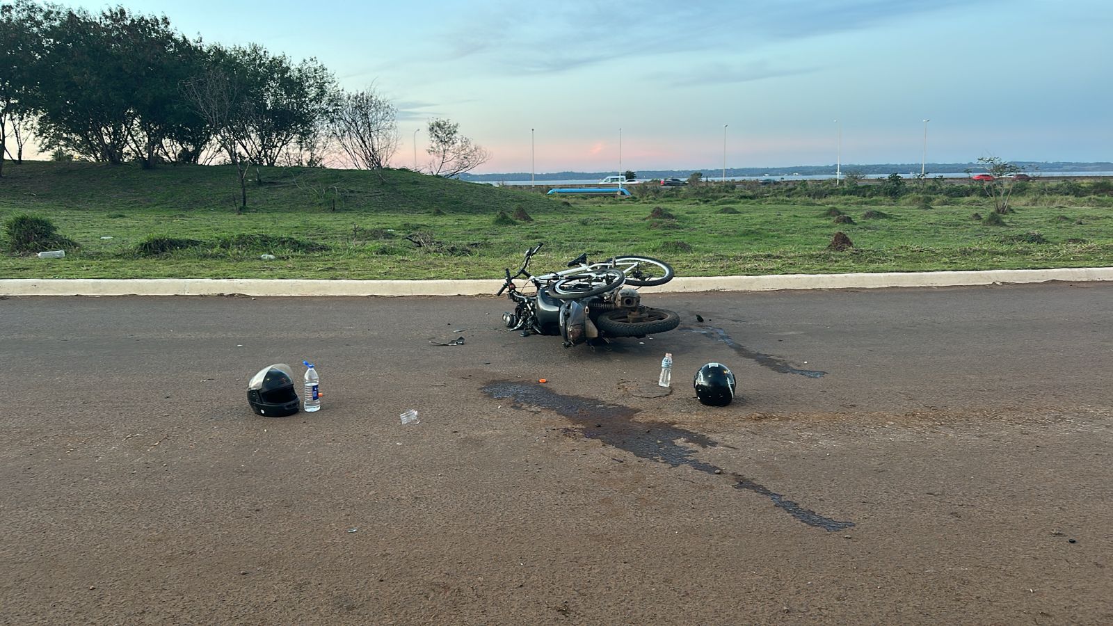 Tres heridos tras un choque entre una moto y una bicicleta en la colectora Virgen del Carmen de Garupá